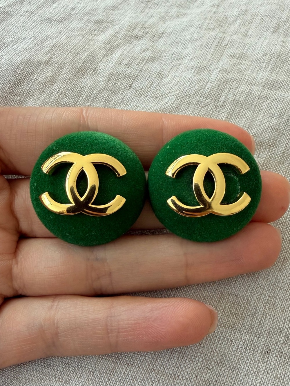 💚Vintage CHANEL Emerald Green Velvet Gold CC Button Earrings ✨ - Picture 3 of 9